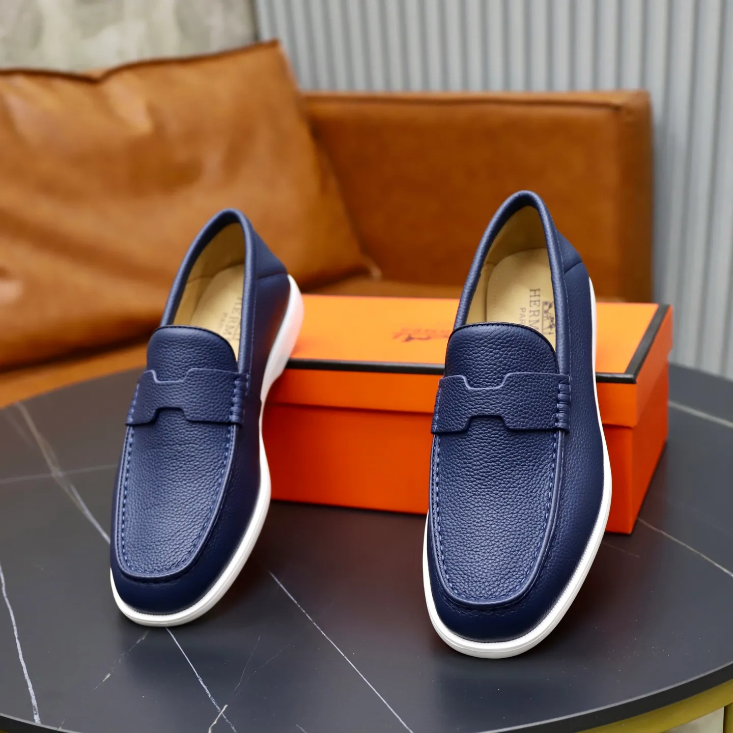 Ex-factory price: 560💰Hermès/Hermès slip-on men's shoes. This shoe is made of imported pebbled cowhide. It has simple and smooth lines and is combined with aerodynamically designed 3CM rubber foam ultra-light soles! Youthful and fashionable, classic H-shaped hardware buckle decoration, calf lining gently wraps the feet, with logo cowhide feet, casual and urban style, highlighting youthful vitality, sports and leisure version, super versatile, code number: 38-39-40-41-42-43-44 standard leather shoe size (45 can be customized but does not support returns)